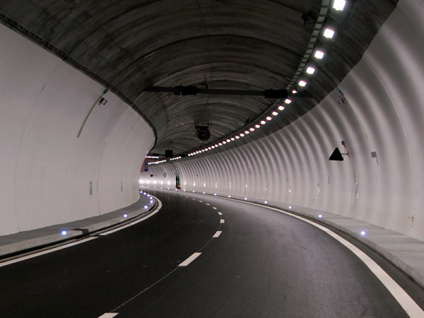 Couvercles pour tunnels et chaussées