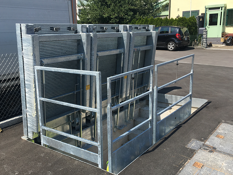 Floor gate with gas struts D400